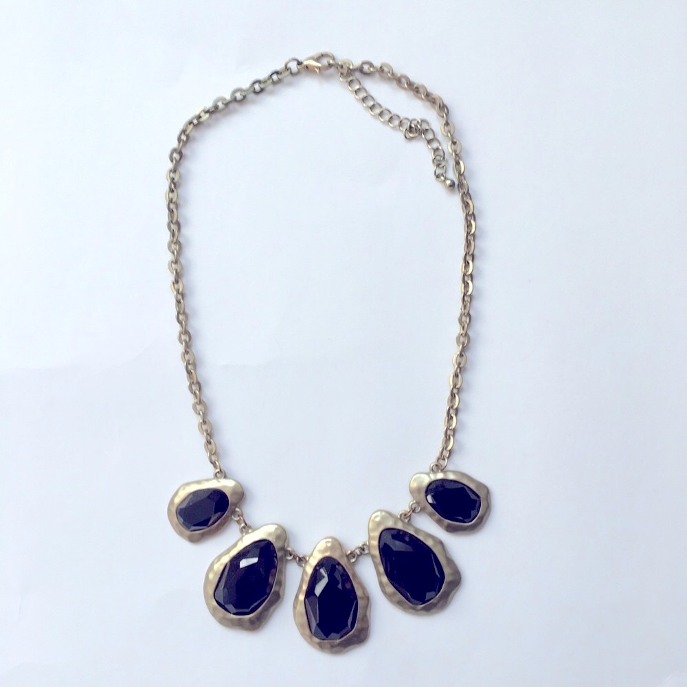 Black and gold short necklace